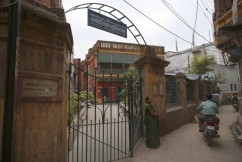 What is the significance of the popular &lsquo;Death Hotel&rsquo; in Varanasi?