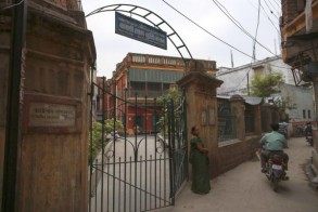 What is the significance of the popular ‘Death Hotel’ in Varanasi?