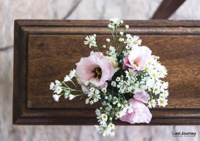 Which flowers are used for male and female funerals popularly?